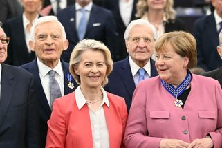 Evropský řád pro Merkelovou i Zelenského. Bývalá kancléřka hned vyzvala unii k ráznému kroku